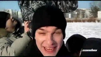 Идиот залепва език на лост при -46 градуса