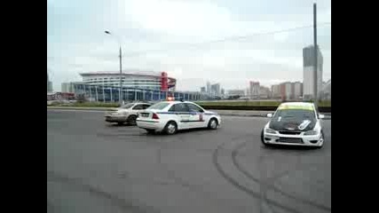 Дрифт около полицейска кола