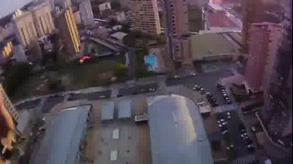 Лудо скачане от върха на хотел