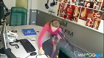 Руска водеща пада в ефир