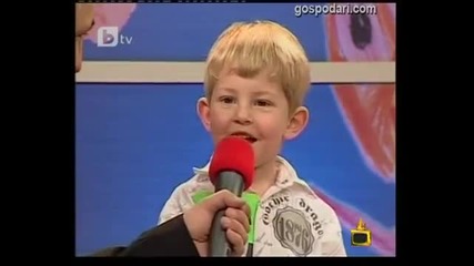 Това момченце ще ви спука от смях