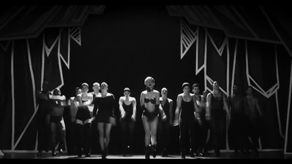 Lady Gaga - Applause (official)