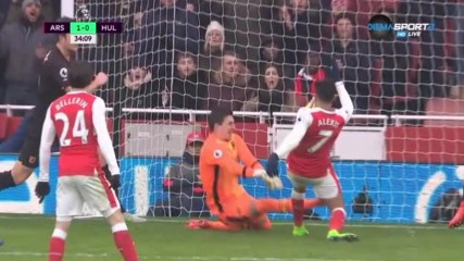 Гол с ръка на Санчес даде аванс на Арсенал