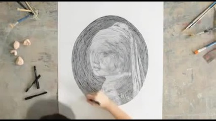 Момче рисува спираловиден портрет без да повдигне молива си!