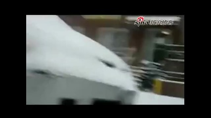 Луд китаец кара сина си да тича гол в снега