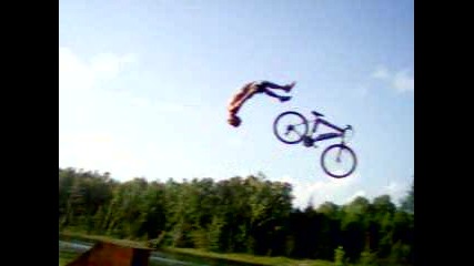 скок с колело в езеро ненормалник