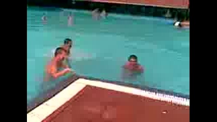 Скачане в басейна