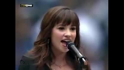 Demi пее националния химн на живо !!!