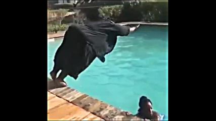 Няма такъв смях! 200-килограмов човек скача в басейн, вижте какво се случи след това!