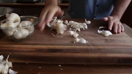 как да обелите чесън за 10 секунди