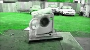 Как се разбива напълно перална машина с камък в нея