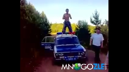 Pyснаци се гаврат с полицейска кола (смях) 