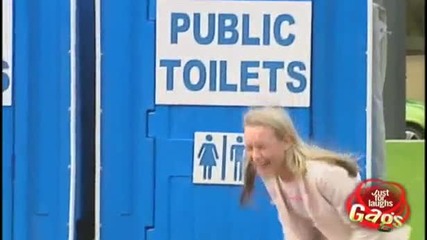 Скрита Камера: Изненада в тоалетната