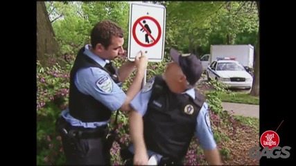 Полицай Отива По Нужда В Храстите - Смешна Скрита Камера