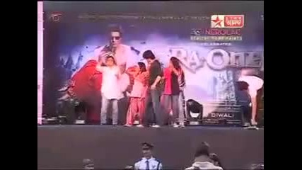 Shahrukh Khan s dance at Kolkata City Centre Mall