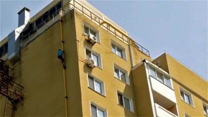 Момче изкачва 14 етажна сграда ... Руски спайдърмен