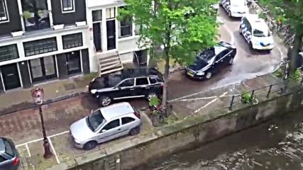 Ето с кого автоджигит си прави гонка по улица в Амстердам !