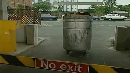 Mr. Bean - Trapped in a car park 