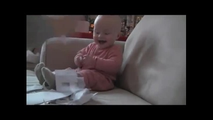 Бебе полудява от смях като му късаш лист хартия !