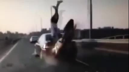Моторист оцелява по чудо след зрелищна катастрофа!