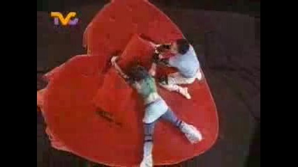Dulce and Poncho brincam na cama - mecanica