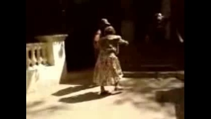 бабичка бие друга баба 