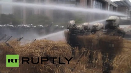 Белгия: Фермери покриха полицай с горяща слама в Брюксел