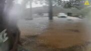 Спасители извадиха шофьор попаднал в капан насред наводнена улица в Атланта (ВИДЕО)