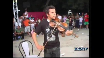 изпълнение на цигулка (страхотно е) 