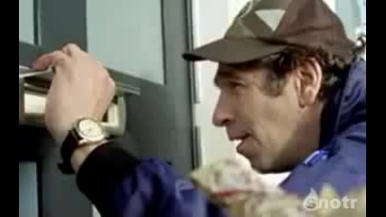 Мацето защо не си е сложила п.кутия в двора