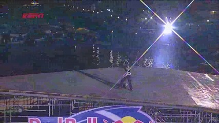 Travis Pastrana прави рекорден скок от 269 метра с рали кола 