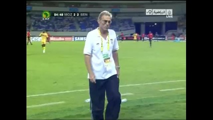 Вратар прави странно вдижение по време на мач !! 