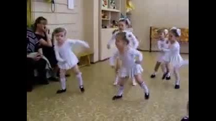 Малки балерини танцуват на хаус музика 