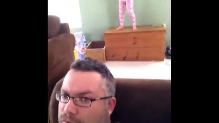 Баща показва железни нерви с 4 годишната си дъщеря , той едва я изтърпя!