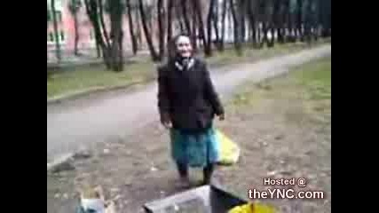 Бабка играе много яко 