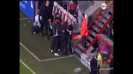 Как да контузите треньора на съперника :)