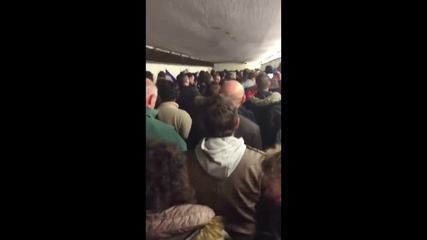 Публиката "Стад дьо Франс" пя Марсилезата по време на евакуацията