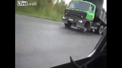 Камион движи без едно предно колело