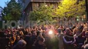 В памет на жертвите на стрелбата: Цветя и свещи пред училището в Белград