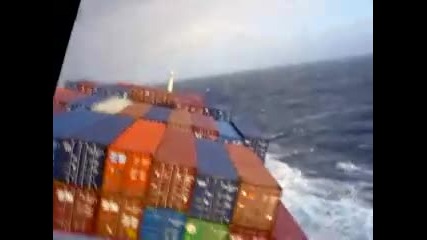 товарен кораб в буря