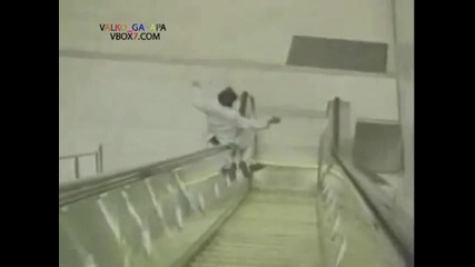 Глупак се спуска по парапета на ескалатор