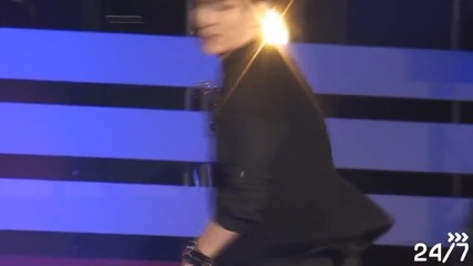 key profil while he singing