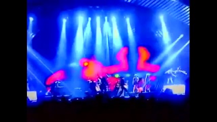 Селена изпълнява Hit The Lights Ema 2011