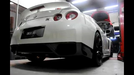 Зверски звук от Nissan Gtr !