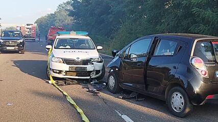 Блъснаха патрулка, докато отцепва движението при Казанлък