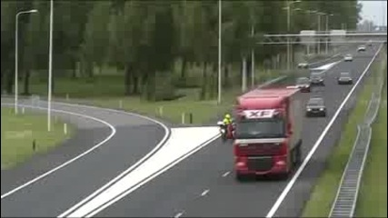 Кола сгазва полицай с мотор.гледай го.