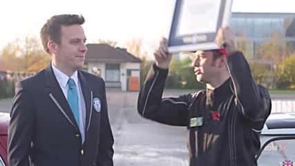 Алистър Мофат паркира Mini в изключително тясно място
