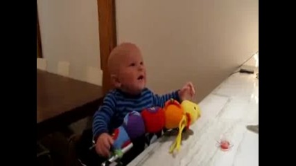 Бебе се залива от смях