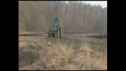 Трактор дърпа Хамър и други джипове