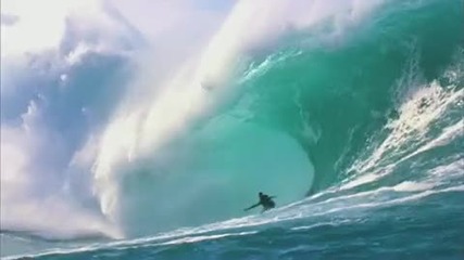 Сърфист яхва огромна вълна !